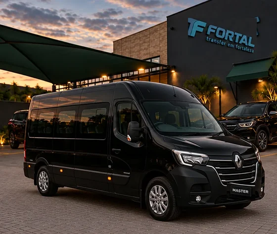 Van Renault Master preta estacionada diante de uma fachada com o logo Fortal, ao entardecer